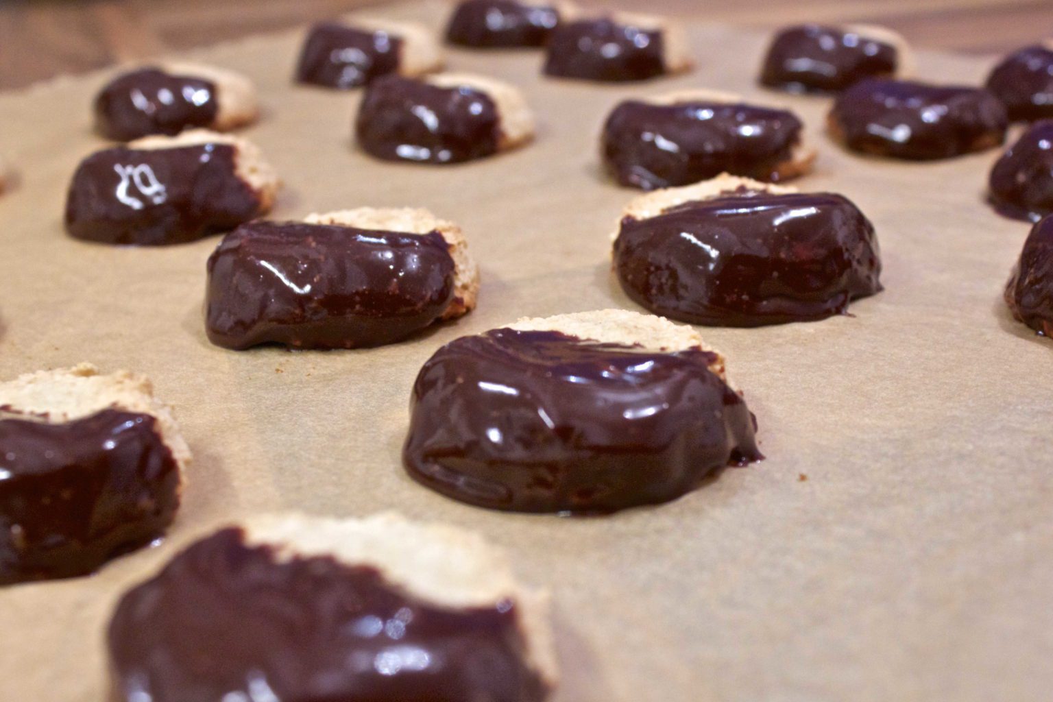 Glutenfrie og laktosefrie kjeks med sjokolade Glutenfrie og laktosefrie kjeks med sjokolade