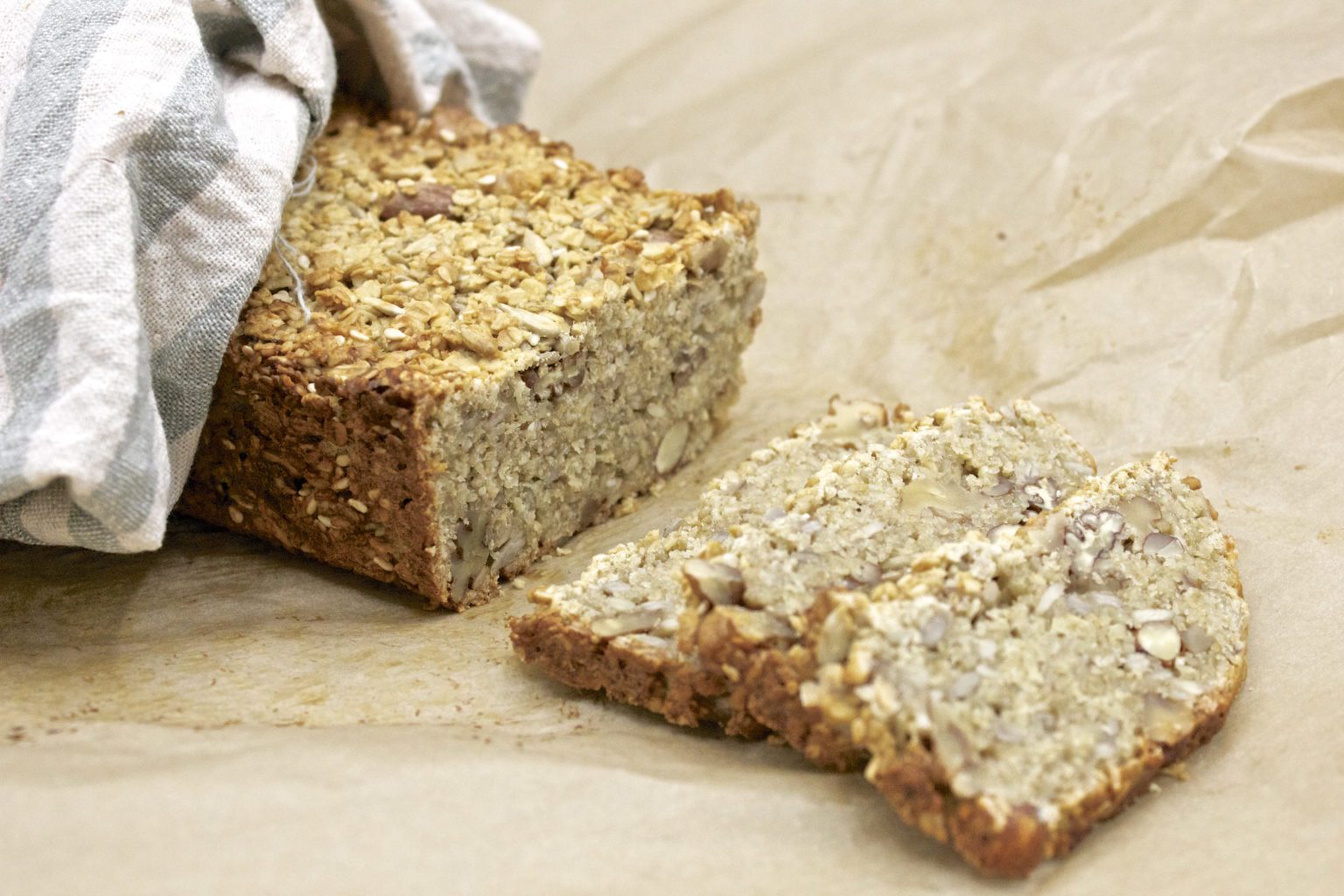 Gluten- og laktosefritt havre- og nøttebrød