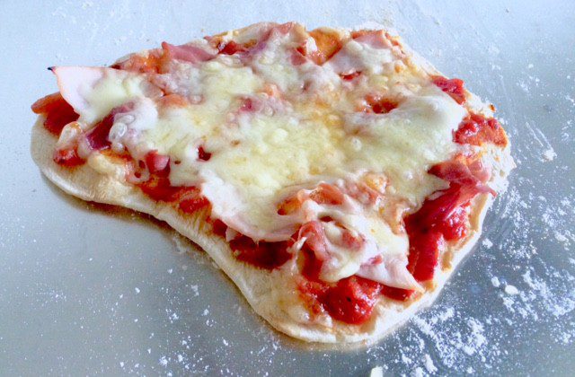 Pizza med bunn av speltsurdeig