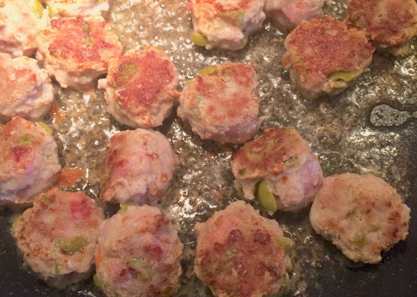 Kjøttboller med bacon og grønne oliven