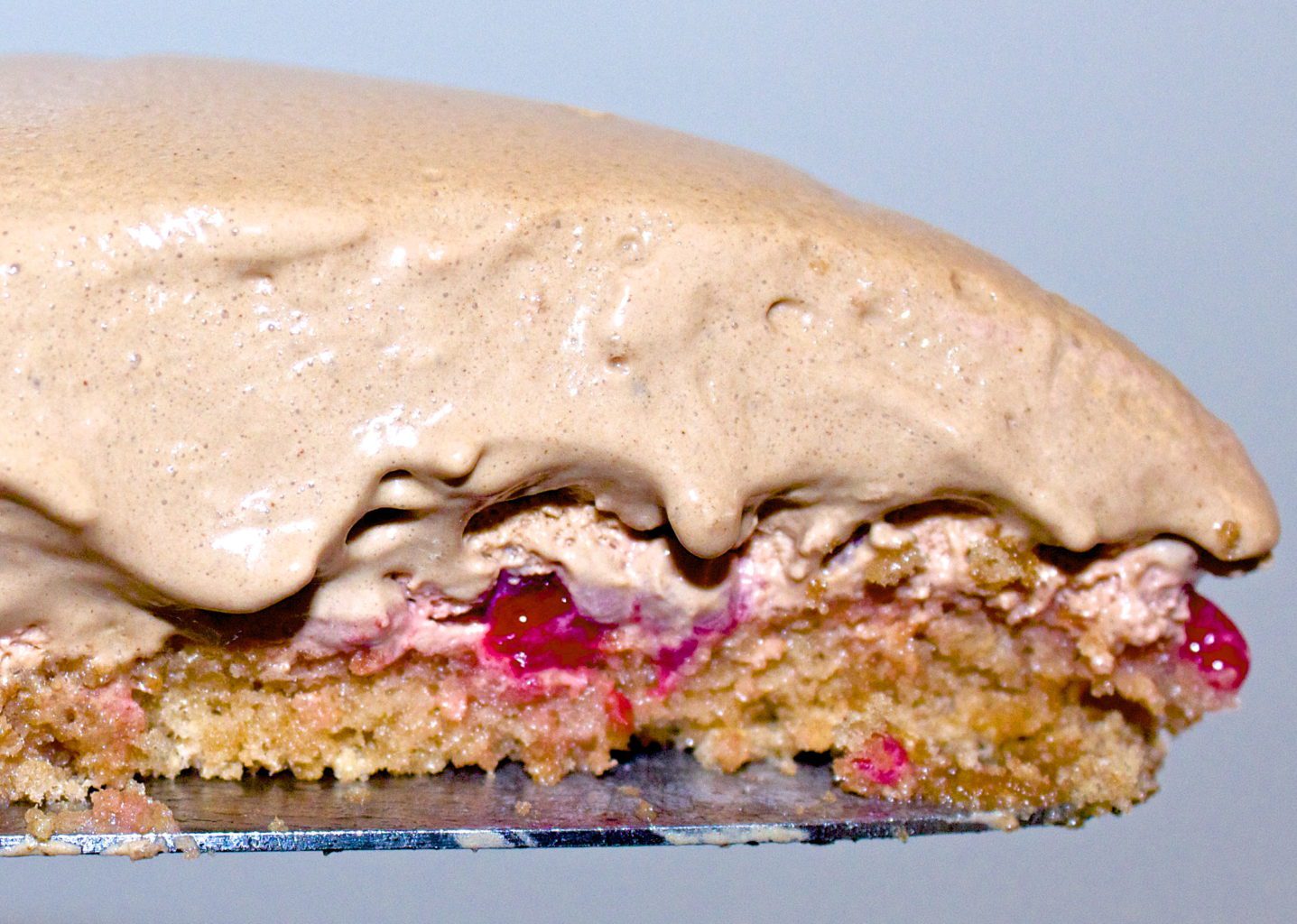 Glutenfri og laktosefri sjokoladekake med sjokolademousse og bær