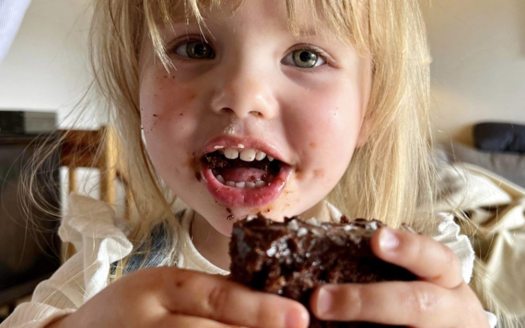 Barnevennlig glutenfri sjokoladekake i langpanne